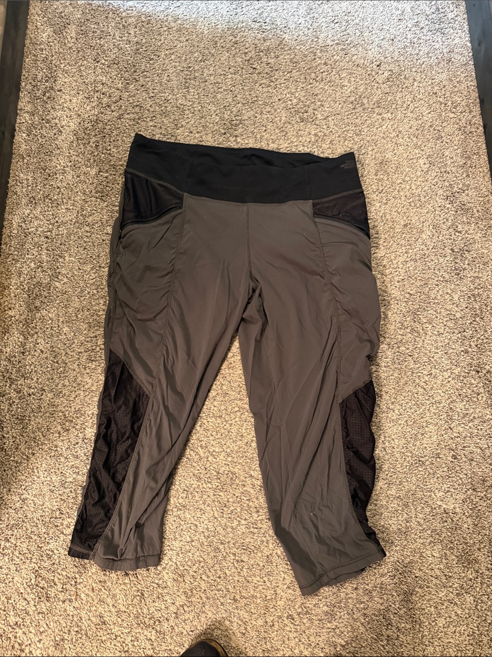 Performance Women’s Cropped Active Leggings - Black and Gray